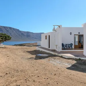 apartamentos-flor-g-caleta-de-sebo.in-canary-islands.com/